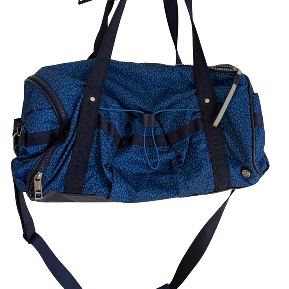 Lululemon Run Ways Duffle Gym Bag Large Blue Mosaic With Strap - Picture 2 of 10